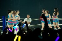 レフェリーのさわやか五郎によるボディーチェックを拒むメンバー。