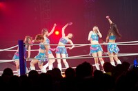 ノックダウンするメンバーの様子。