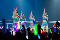 「タチアガール」を歌唱するスマイレージ。