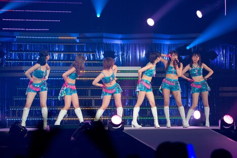 スマイレージ「スマイレージ LIVE 2014夏 FULL CHARGE ~715 日本武道館~」の様子。