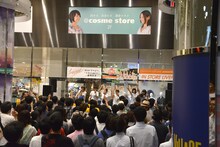 マルイシティ渋谷1F店頭プラザでライブパフォーマンスを披露するlyrical school。