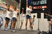 マルイシティ渋谷1F店頭プラザでジャンプするlyrical school。
