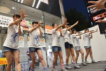 マルイシティ渋谷1F店頭プラザでライブパフォーマンスを披露するlyrical school。