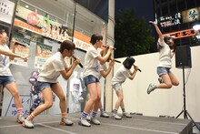 マルイシティ渋谷1F店頭プラザで華麗にジャンプするhina。