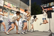 マルイシティ渋谷1F店頭プラザで華麗にジャンプするhina。