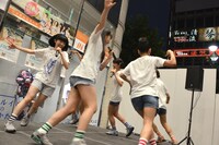 マルイシティ渋谷1F店頭プラザでぐるぐる回るlyrical school。