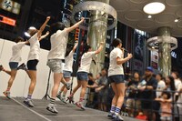 マルイシティ渋谷1F店頭プラザでライブパフォーマンスを披露するlyrical school。