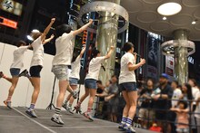 マルイシティ渋谷1F店頭プラザでライブパフォーマンスを披露するlyrical school。