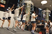 マルイシティ渋谷1F店頭プラザでライブパフォーマンスを披露するlyrical school。
