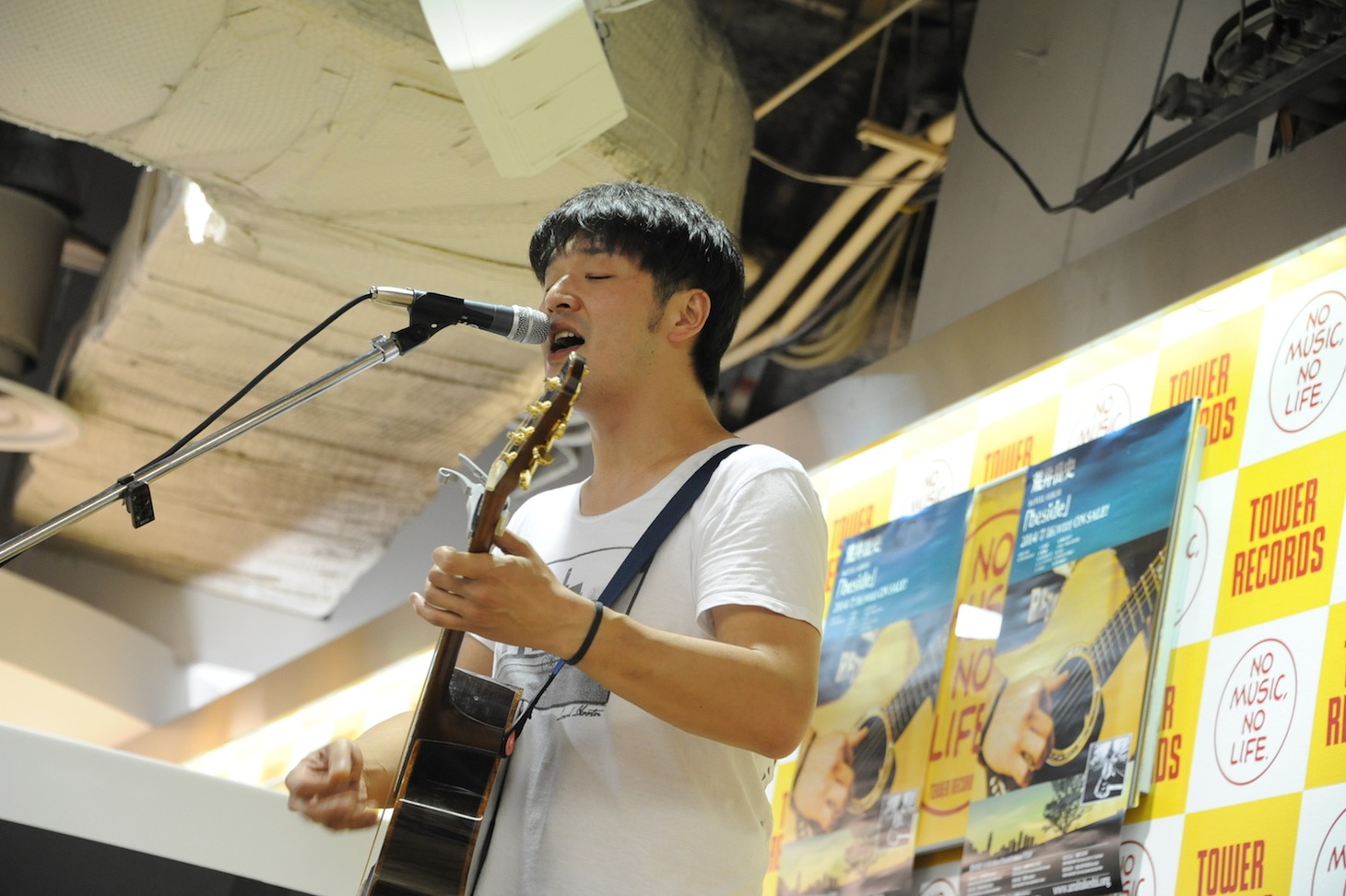 7月16日にタワーレコード新宿店にて行われた荒井岳史のインストアイベントの様子。