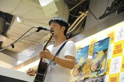 7月16日にタワーレコード新宿店にて行われた荒井岳史のインストアイベントの様子。