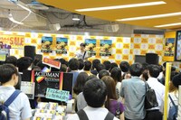 7月16日にタワーレコード新宿店にて行われた荒井岳史のインストアイベントの様子。
