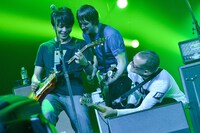 ASIAN KUNG-FU GENERATIONのライブに飛び入り参加したティム・ウィーラーとマット・シャープ。（撮影：古溪一道）