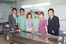 「ラスト・ドクター ～監察医アキタの検死報告～」の撮影現場でキャストと記念撮影をする桐嶋ノドカ。