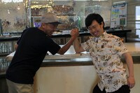 写真左から田我流、浜野謙太（在日ファンク）。