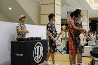 千葉・イオンモール八千代緑が丘で行われたミニライブの様子。