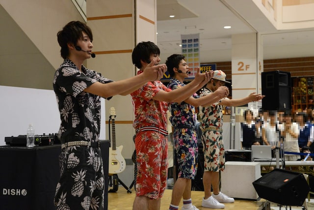 千葉・イオンモール八千代緑が丘で行われたミニライブの様子。