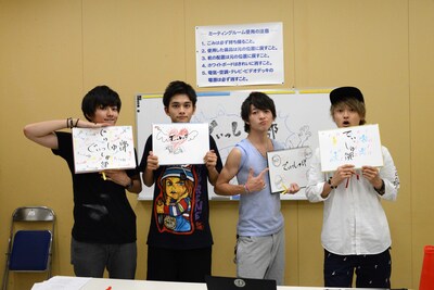 自身で考えた「でぃっしゅ部」旗のデザインをアピールするDISH//。