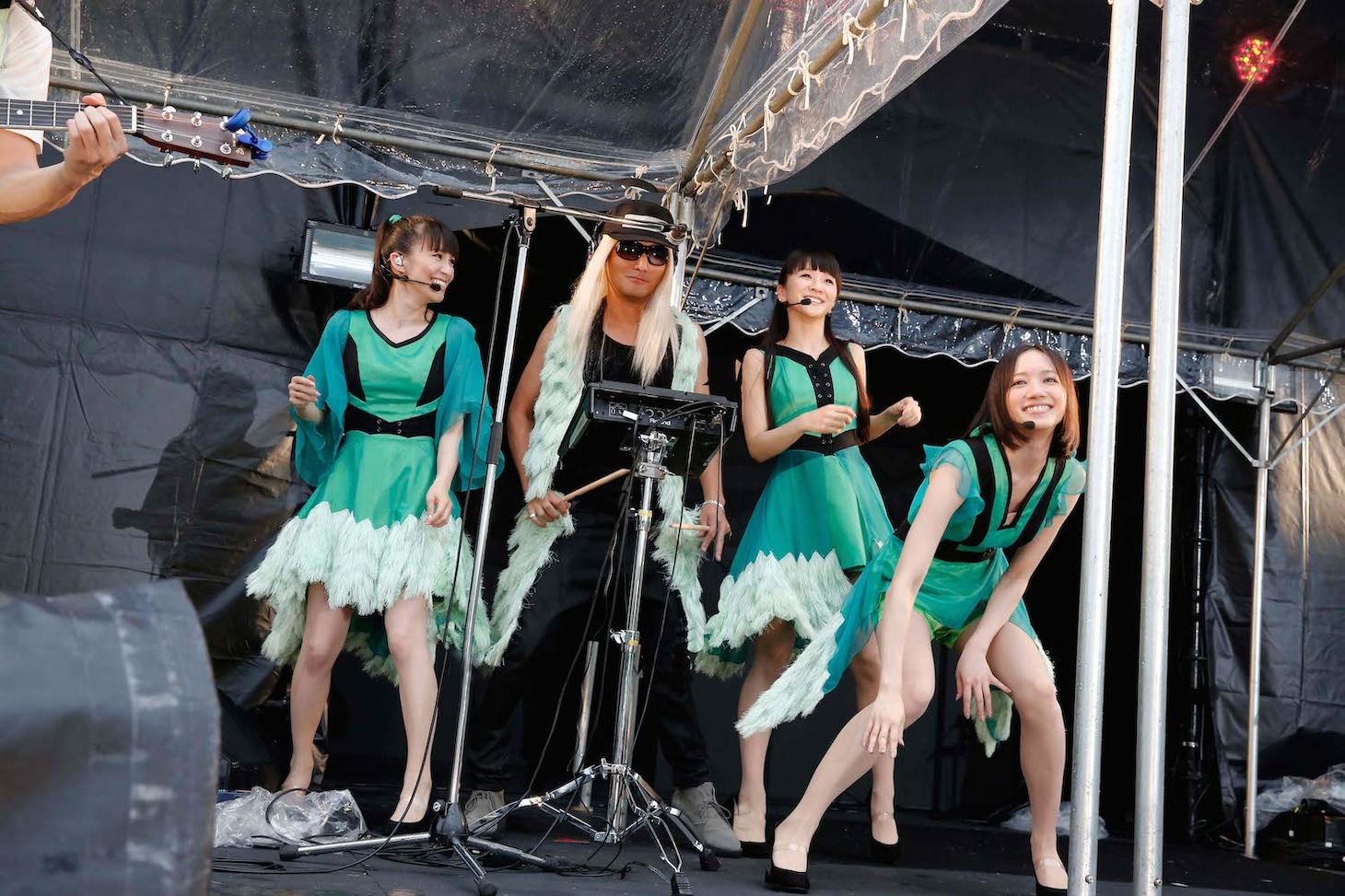 「survival dAnce ～no no cry more～」を披露するTHANKS。