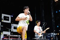 今週の人気画像6位は「ポルノ、Perfumeら雨のつま恋で入魂コラボ」より、「BBQ in つま恋」のオープニングを華々しく飾ったポルノグラフィティ。