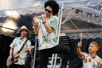 「少年時代」をカバーするうたんちゅ。中央は桃野陽介扮する井上陽水ならぬ、“井上モー水”。