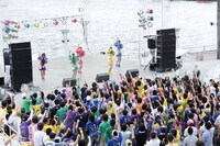 「たこやきレインボー 絶唱！なにわのレインボーツアー」初日公演の様子。