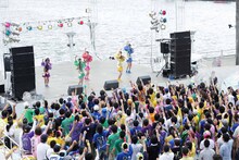 「たこやきレインボー 絶唱！なにわのレインボーツアー」初日公演の様子。