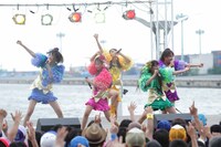 「たこやきレインボー 絶唱！なにわのレインボーツアー」初日公演の様子。