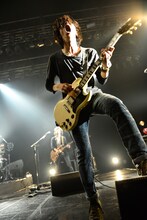 ホリエアツシ（Vo, G, Piano）（撮影：橋本塁［SOUND SHOOTER］）