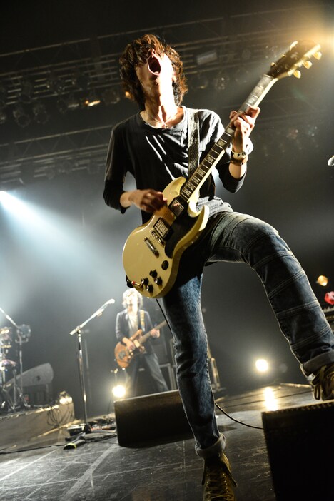 ホリエアツシ（Vo, G, Piano）（撮影：橋本塁［SOUND SHOOTER］）