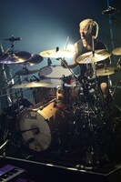 ナカヤマシンペイ（Dr）（撮影：橋本塁［SOUND SHOOTER］）