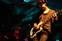 ホリエアツシ（Vo, G, Piano）（撮影：橋本塁［SOUND SHOOTER］）