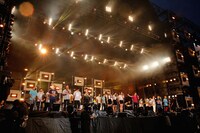 「それを強さと呼びたい」を披露するアーティストたち。