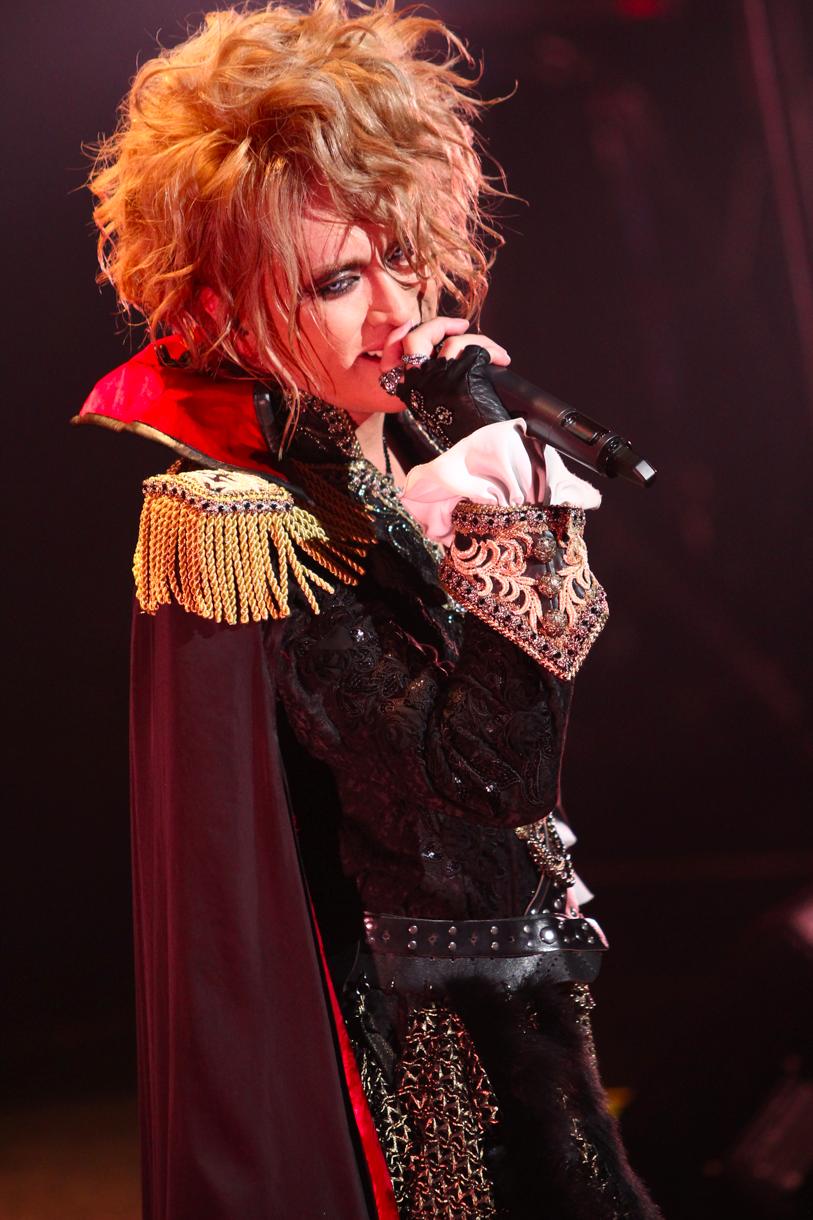 「KAMIJO -First Live in Japan-The Empire of Vampire」でのKAMIJO。