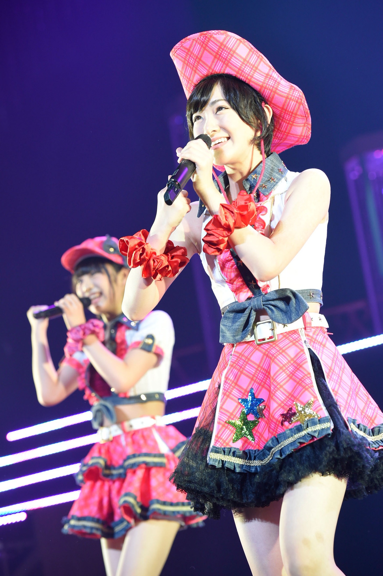 生駒里奈（手前） (c)AKS