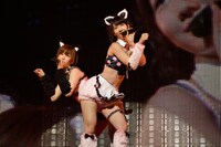 今週の人気画像10位は「生駒、柏木＆渡辺従え『制服のマネキン』披露」より、柏木由紀（手前）、大家志津香（奥）。 (c)AKS