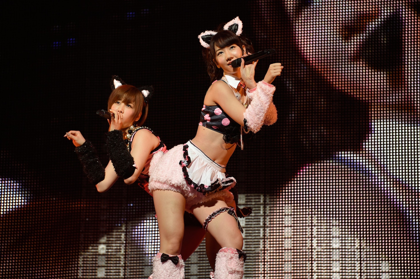 柏木由紀（手前）、大家志津香（奥）。 (c)AKS