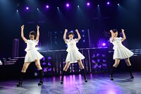 左から柏木由紀、生駒里奈、渡辺麻友。 (c)AKS