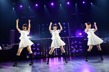 左から柏木由紀、生駒里奈、渡辺麻友。 (c)AKS