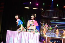 左から生駒里奈、渡辺麻友。 (c)AKS