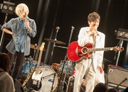 左から恒吉豊（Vo, G）、ゲストのAMEMIYA。