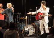左から恒吉豊（Vo, G）、ゲストのAMEMIYA。