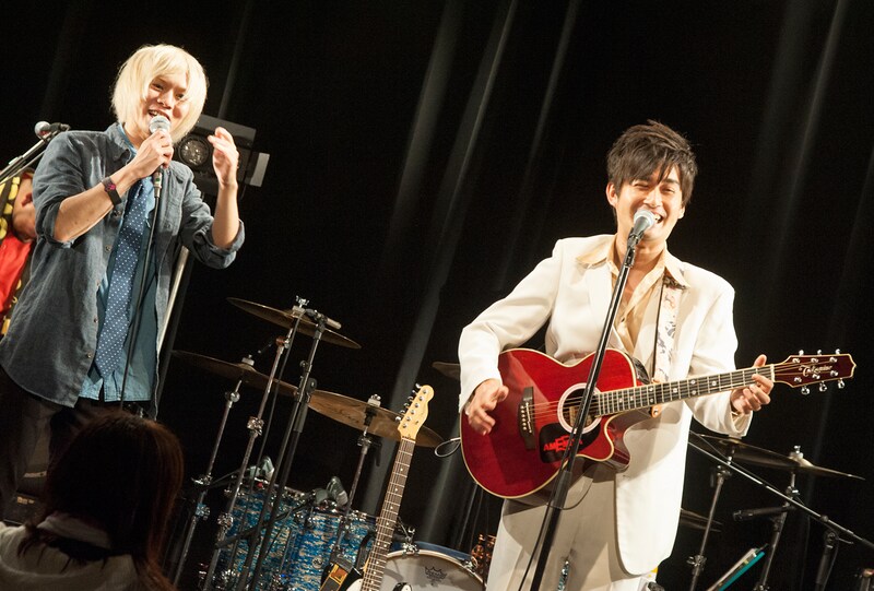 左から恒吉豊（Vo, G）、ゲストのAMEMIYA。