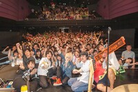 OverTheDogs「あなたの心を燃やし中華ツアー2014～ドレスコードはヒヤチュウで～」Mt.RAINIER HALL SHIBUYA PLEASURE PLEASURE公演終了後の記念撮影の様子。