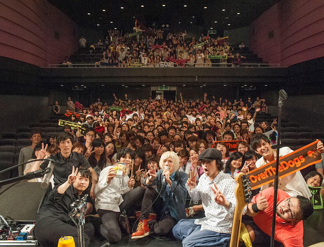 OverTheDogs「あなたの心を燃やし中華ツアー2014～ドレスコードはヒヤチュウで～」Mt.RAINIER HALL SHIBUYA PLEASURE PLEASURE公演終了後の記念撮影の様子。