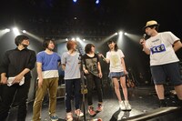 司会者とトークを繰り広げるKANA-BOON。