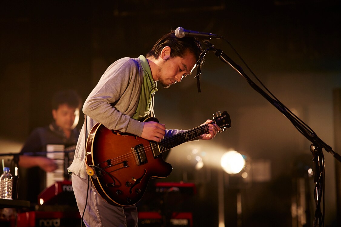 堀込泰行「YASUYUKI HORIGOME LIVE2014」東京公演の様子。（撮影