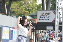 西武ドーム正面の特設ステージで歌を披露する南波志帆。