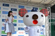 パルコアラと一緒に試合前の西武ドームを盛り上げる南波志帆。
