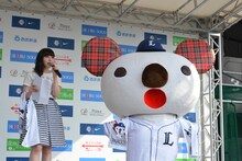 パルコアラと一緒に試合前の西武ドームを盛り上げる南波志帆。